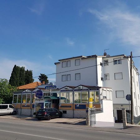 Guesthouse Varnica Каштел-Лукшич Экстерьер фото